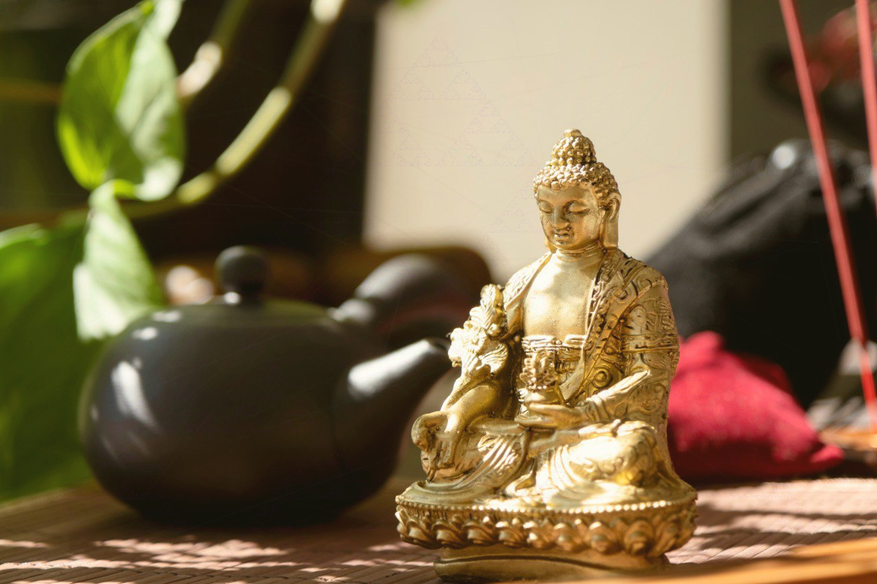 Practician yoga într-un ritual sacru